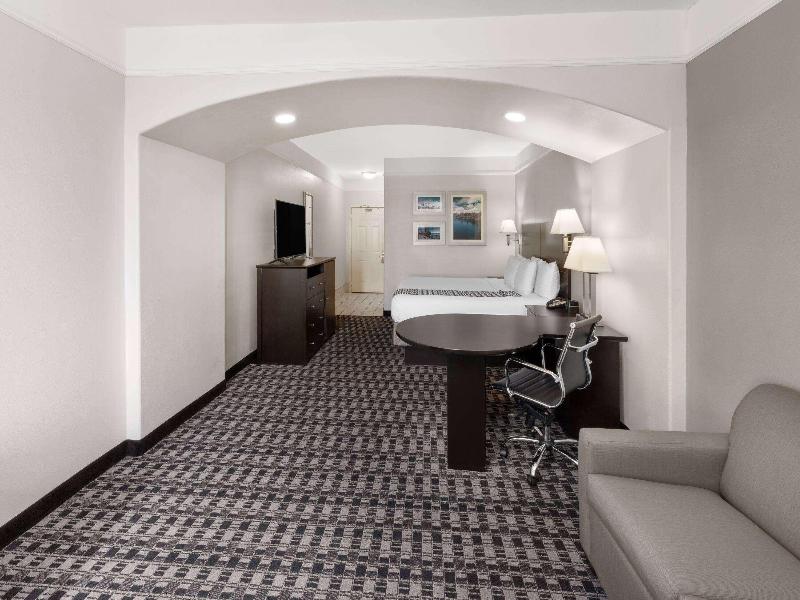 La Quinta Inn & Suites Deer Park image