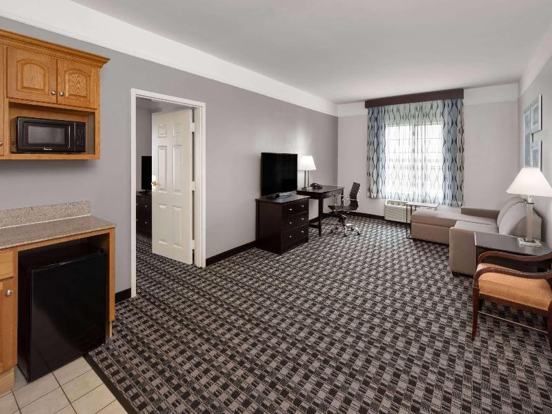 La Quinta Inn & Suites Deer Park image