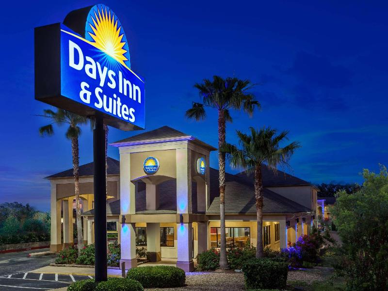Days Inn & Suites by Wyndham Huntsville image
