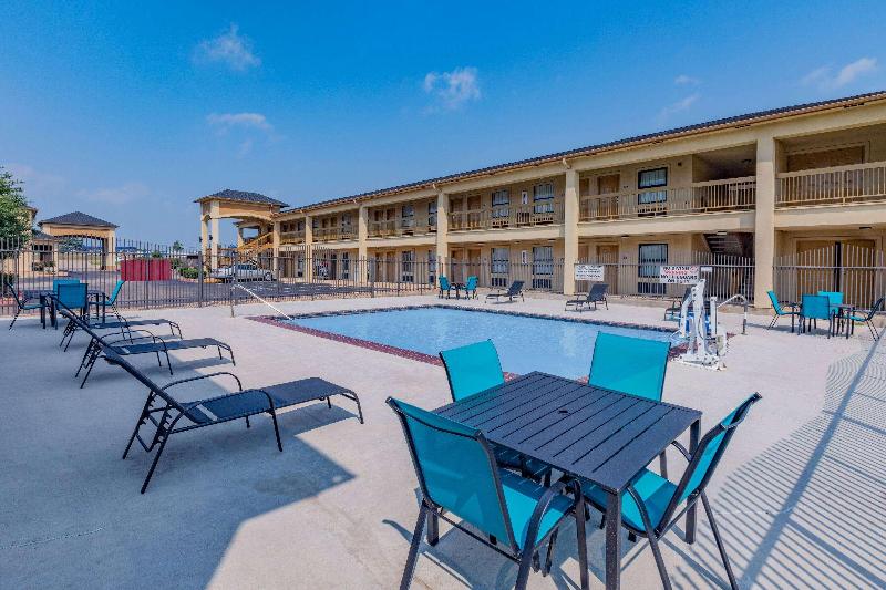 Days Inn & Suites By Wyndham Huntsville image