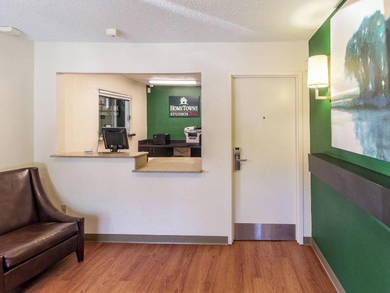 HomeTowne Studios by Red Roof Houston-NW