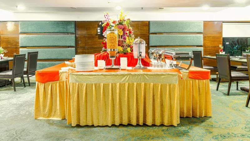 Gis Select Banjara Hill — bar