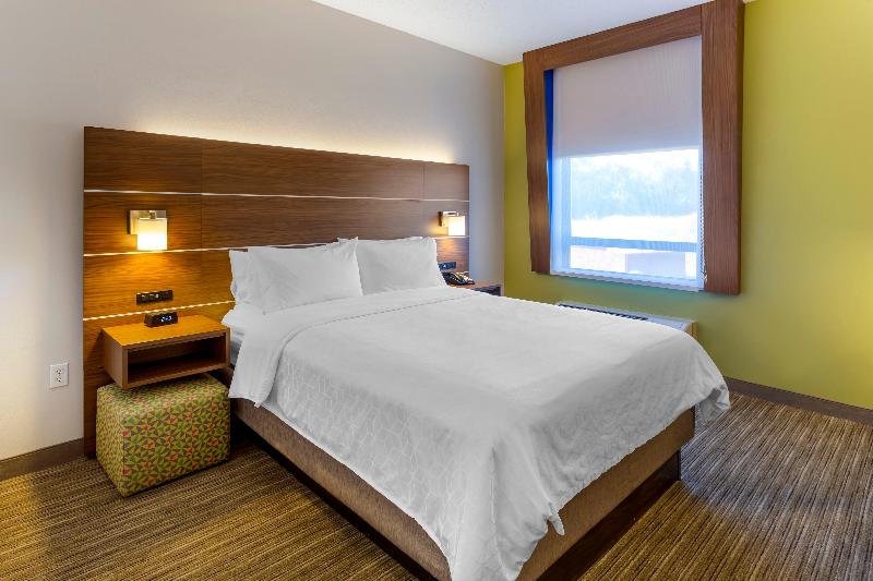 Holiday Inn Express & Suites Harrison image