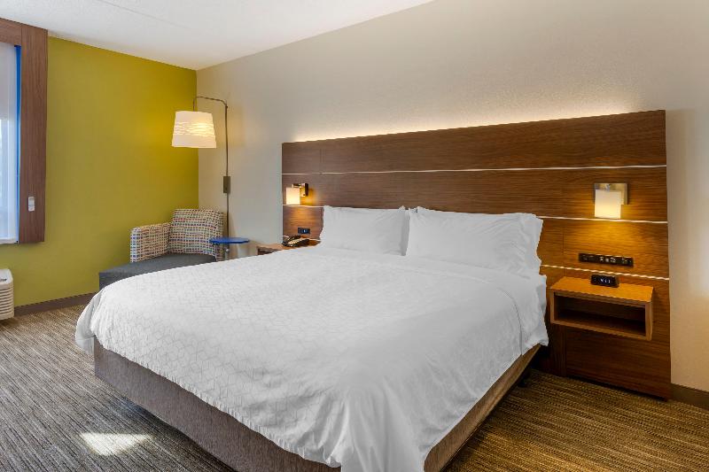 Holiday Inn Express & Suites Harrison image