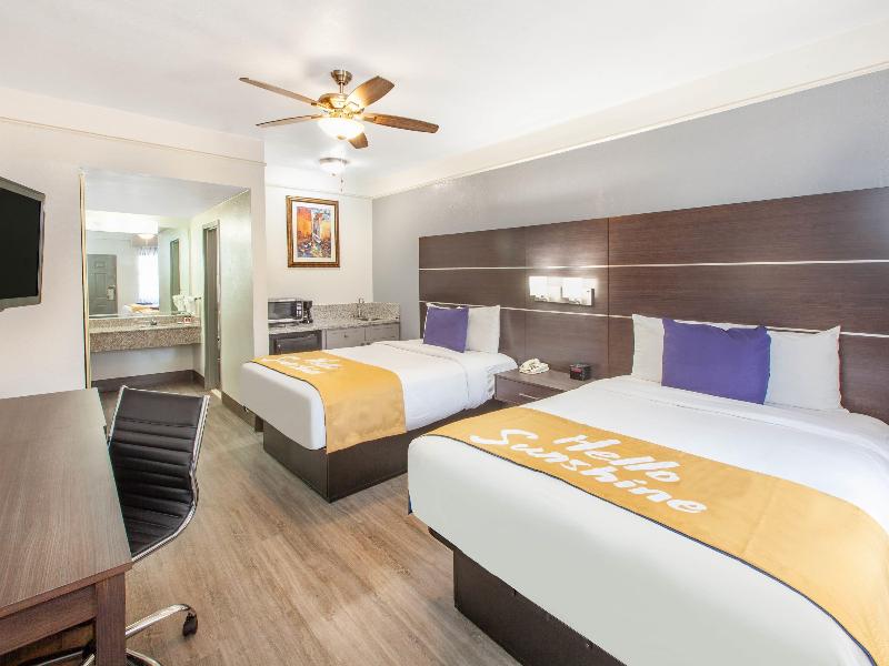 Days Inn & Suites by Wyndham Webster NASA image