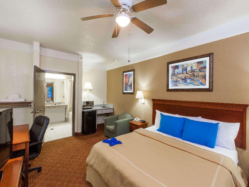 Days Inn & Suites by Wyndham Webster NASA image