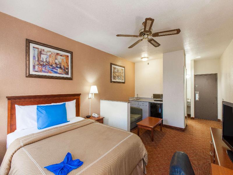 Days Inn & Suites by Wyndham Webster NASA image