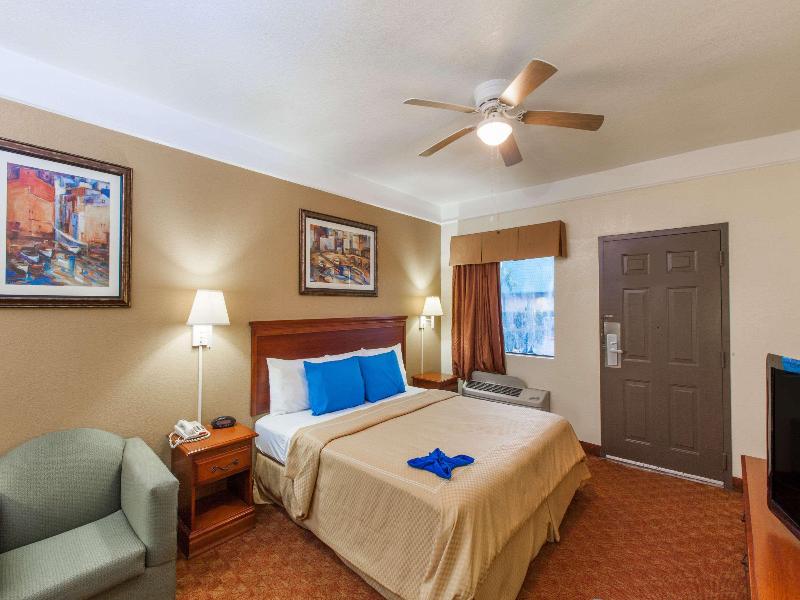 Days Inn & Suites by Wyndham Webster NASA image