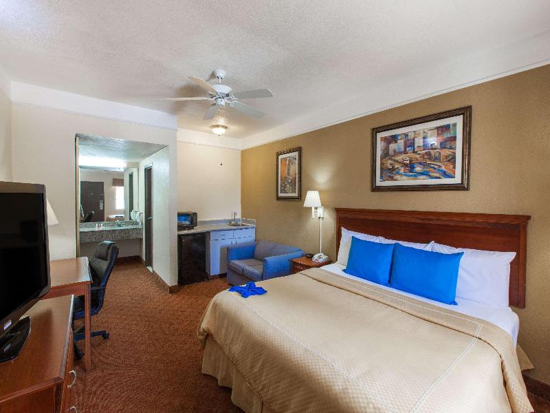 Days Inn & Suites by Wyndham Webster NASA image