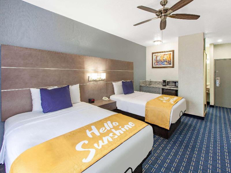 Days Inn & Suites by Wyndham Webster NASA image