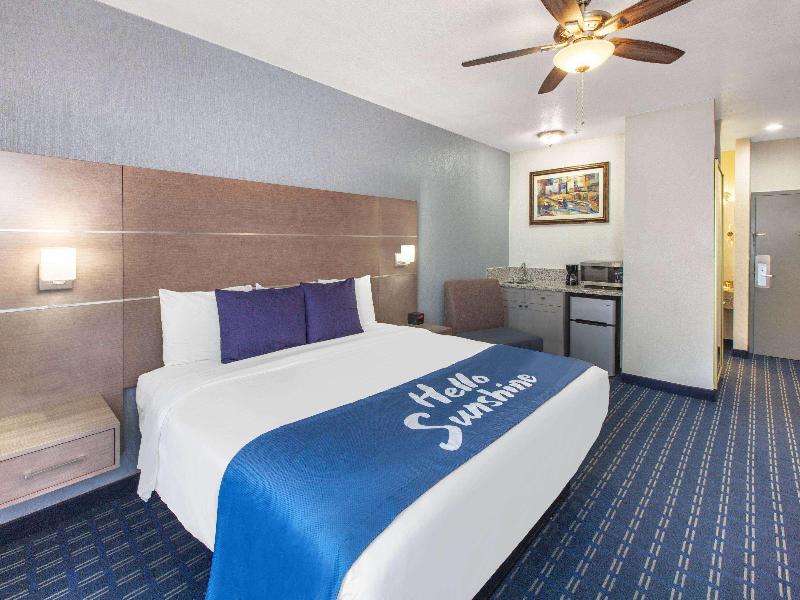 Days Inn & Suites by Wyndham Webster NASA image