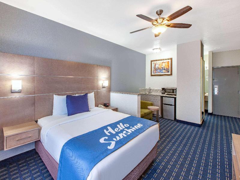 Days Inn & Suites by Wyndham Webster NASA image