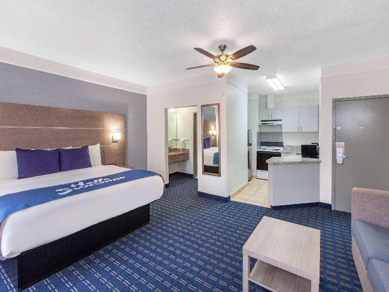Days Inn & Suites by Wyndham Webster NASA image