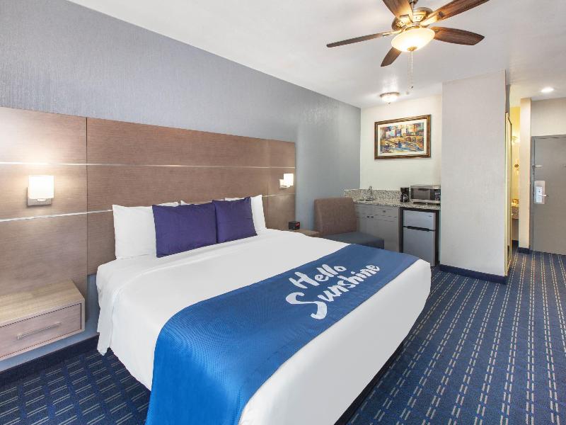 Days Inn & Suites by Wyndham Webster NASA image