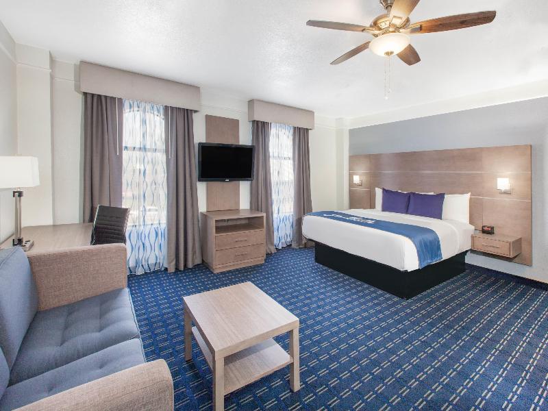 Days Inn & Suites by Wyndham Webster NASA image