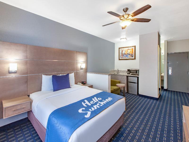 Days Inn & Suites by Wyndham Webster NASA image