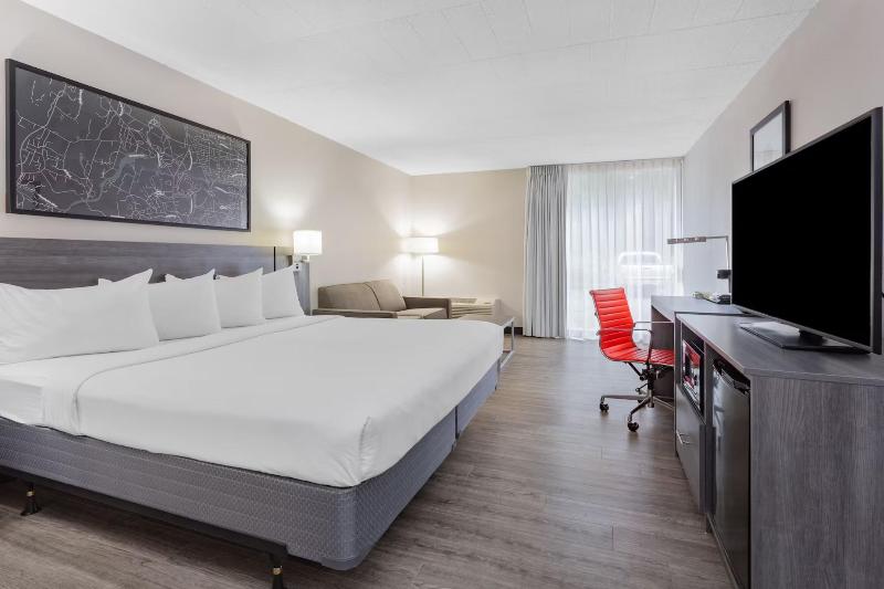 Ramada by Wyndham Hartford North / Bradley Airport image