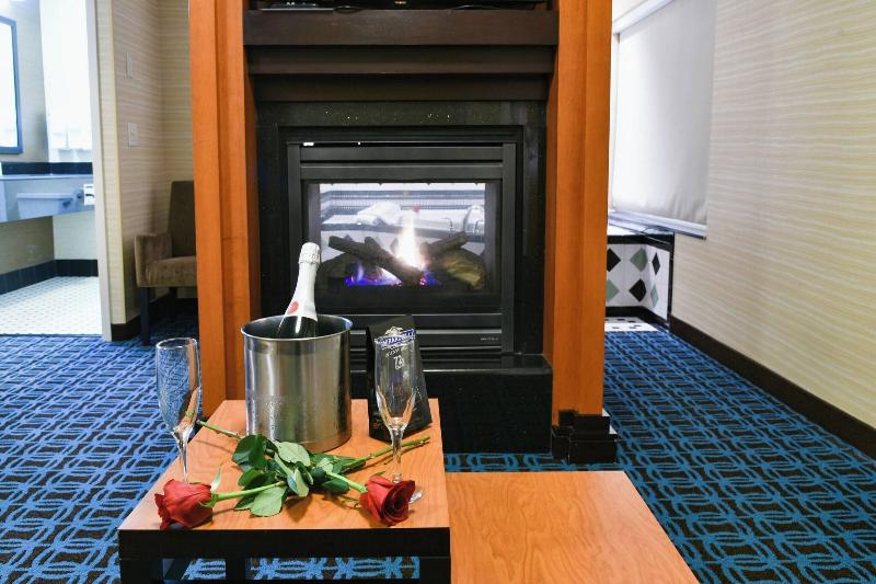 Fairfield Inn & Suites Hartford Airport image