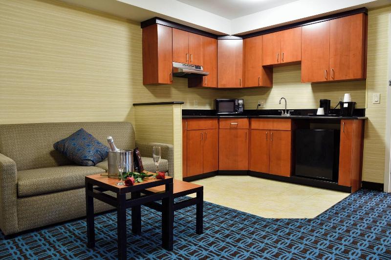 Fairfield Inn & Suites Hartford Airport image