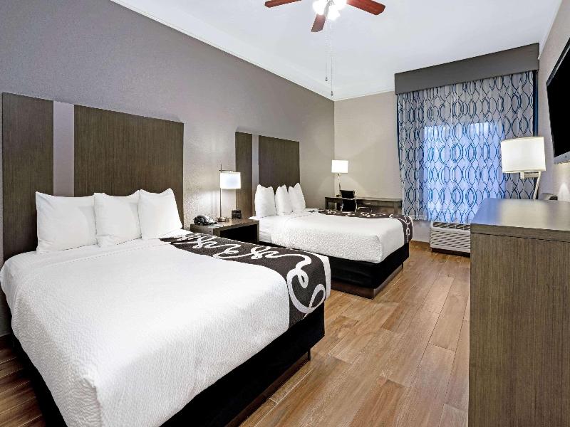 La Quinta Inn & Suites by Wyndham Conroe image