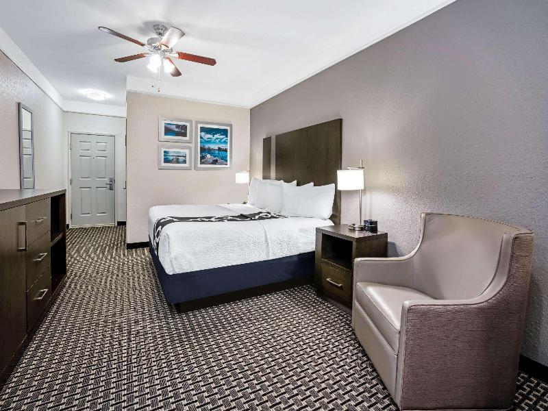 La Quinta Inn & Suites by Wyndham Conroe image