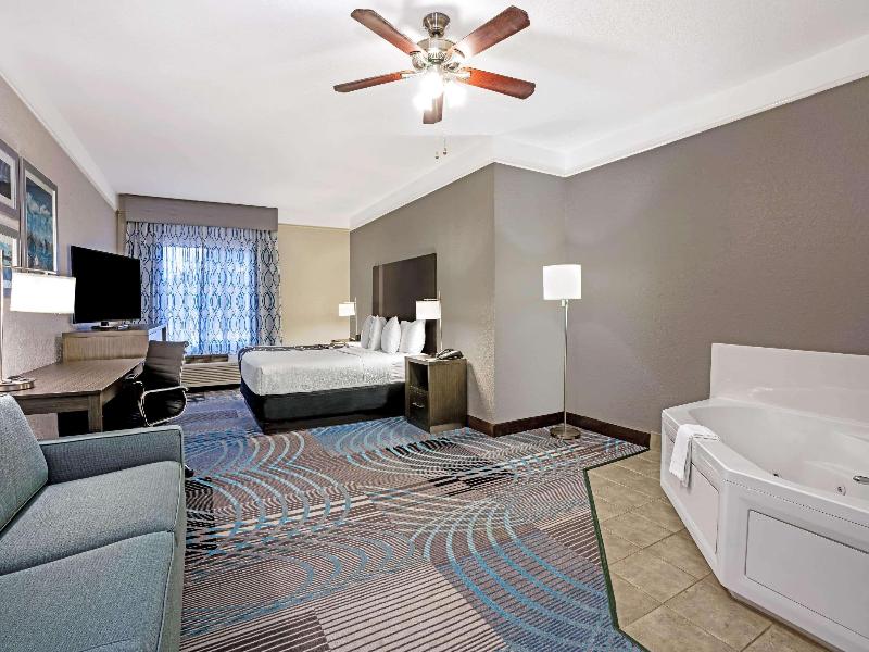 La Quinta Inn & Suites by Wyndham Conroe image