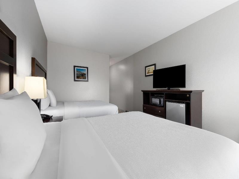 La Quinta Inn & Suites Brookshire image