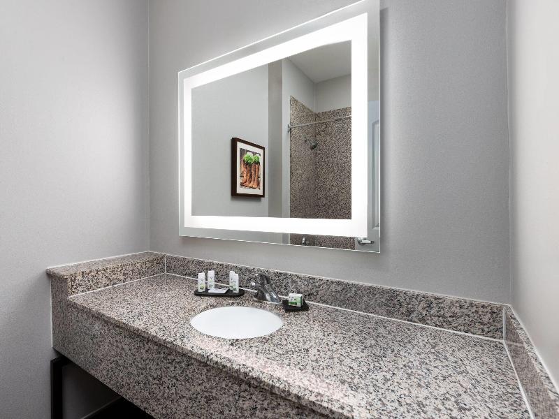 La Quinta Inn & Suites Brookshire image
