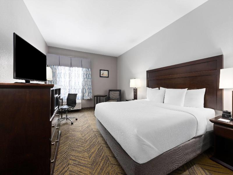 La Quinta Inn & Suites Brookshire image