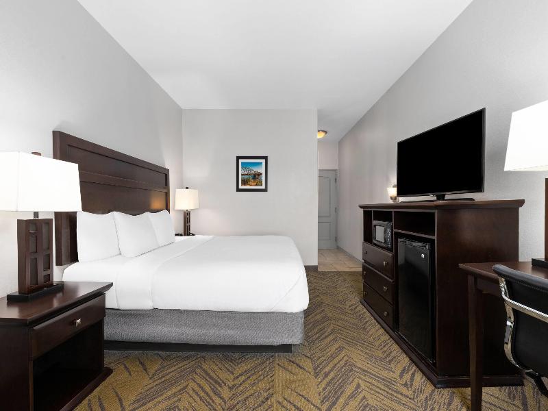 La Quinta Inn & Suites Brookshire image