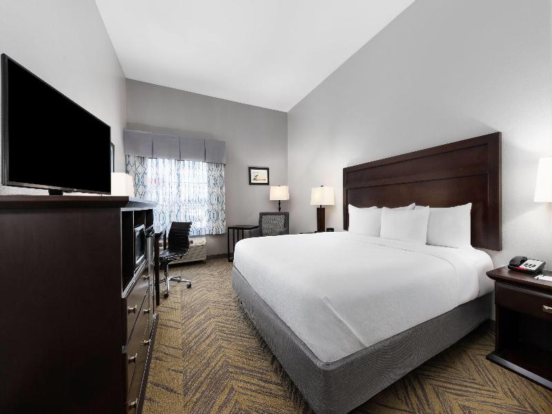 La Quinta Inn & Suites Brookshire image