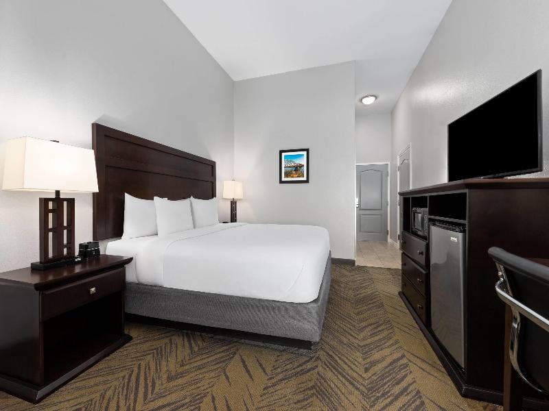 La Quinta Inn & Suites Brookshire image