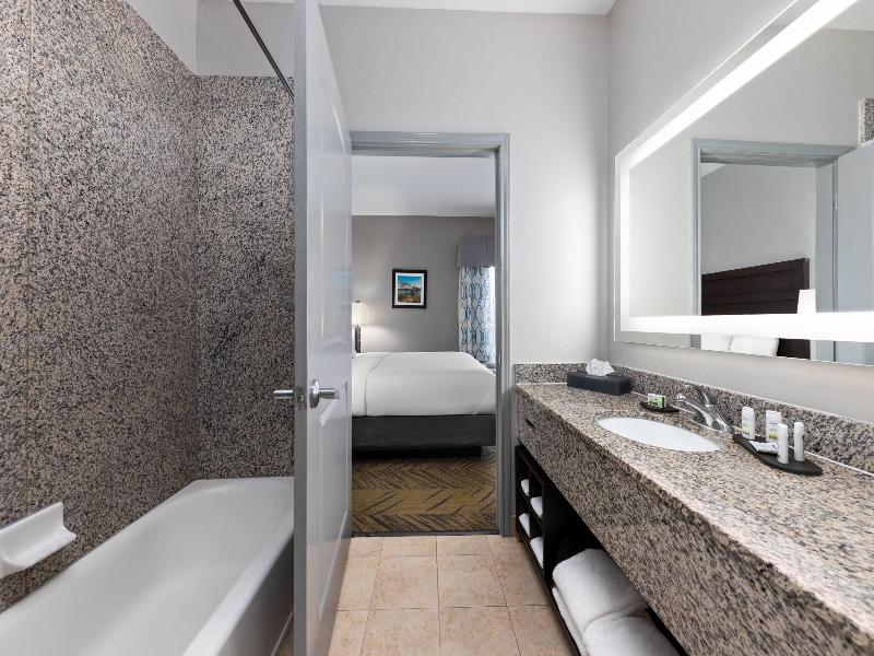 La Quinta Inn & Suites Brookshire image