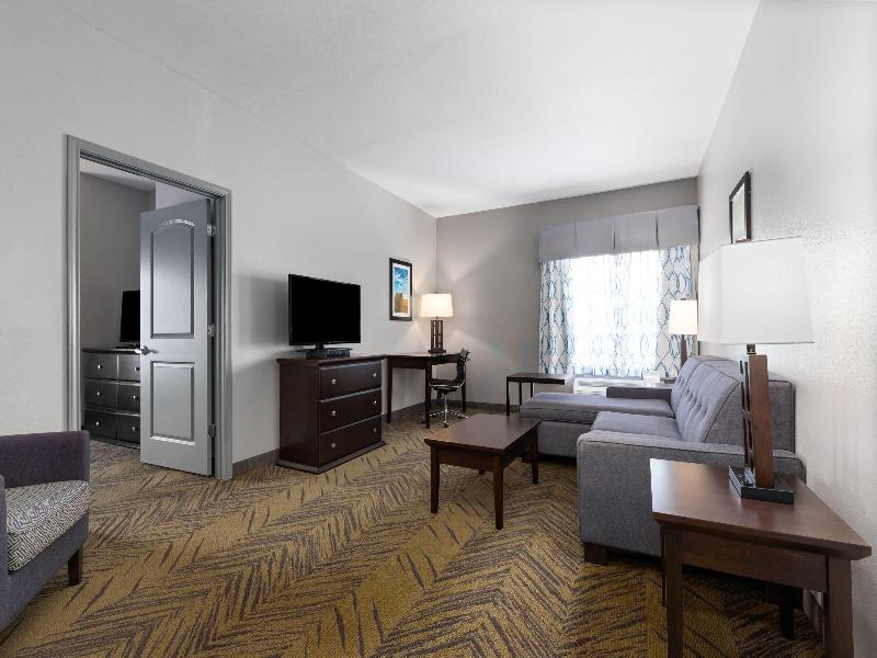 La Quinta Inn & Suites Brookshire image