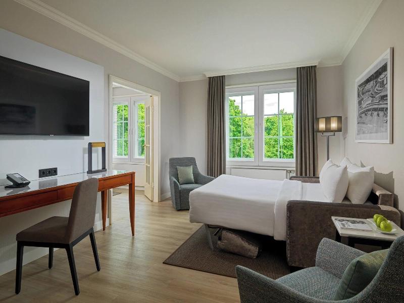 Courtyard Hamburg Airport Hotel image