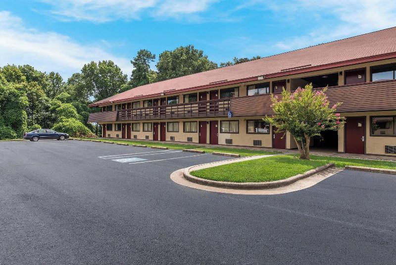 Red Roof Inn Hickory image