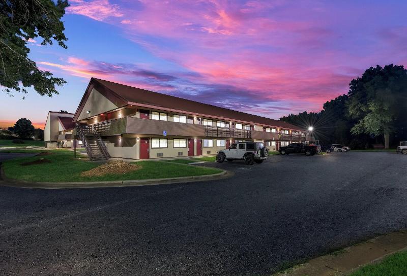 Red Roof Inn Hickory image