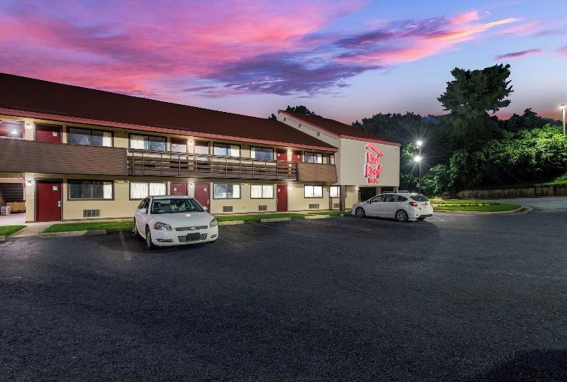 Red Roof Inn Hickory image