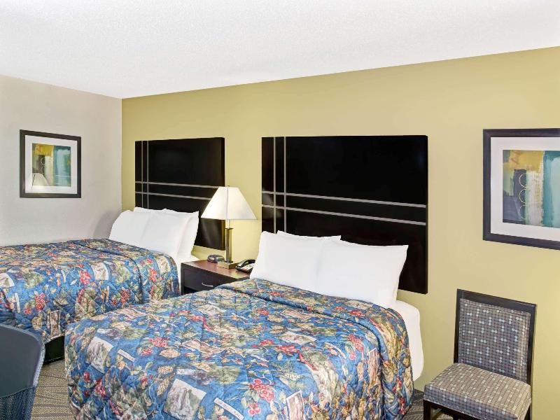 Howard Johnson by Wyndham Houston Heights/Downtown image