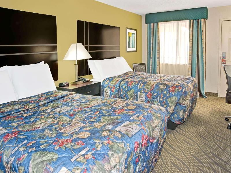 Howard Johnson by Wyndham Houston Heights/Downtown image