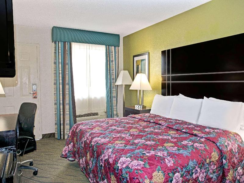 Howard Johnson by Wyndham Houston Heights/Downtown image