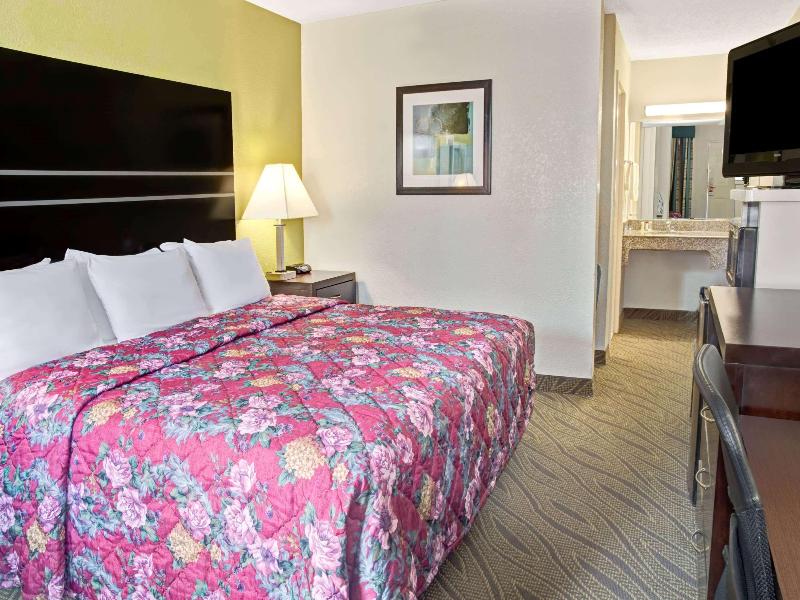 Howard Johnson by Wyndham Houston Heights/Downtown image