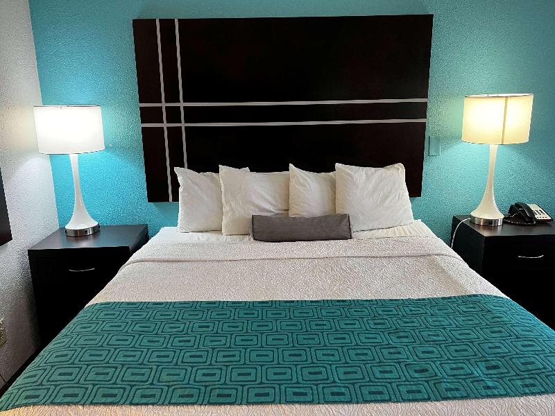 Howard Johnson by Wyndham Houston Heights/Downtown image