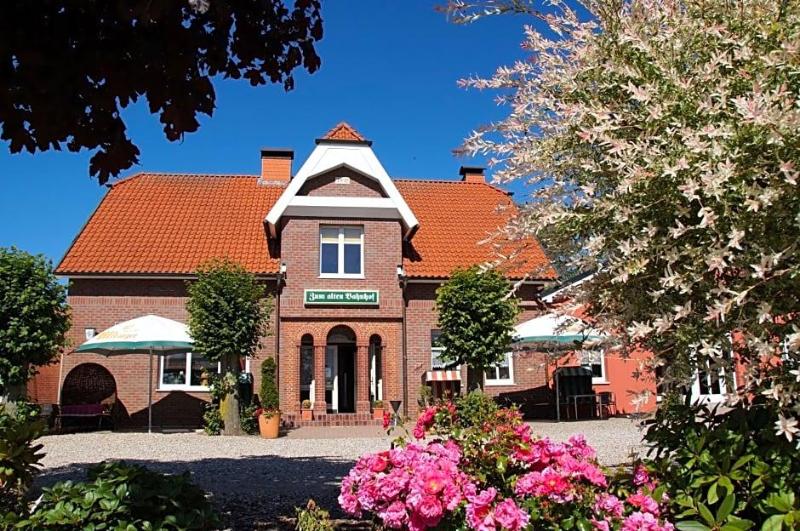 Zum alten Bahnhof image