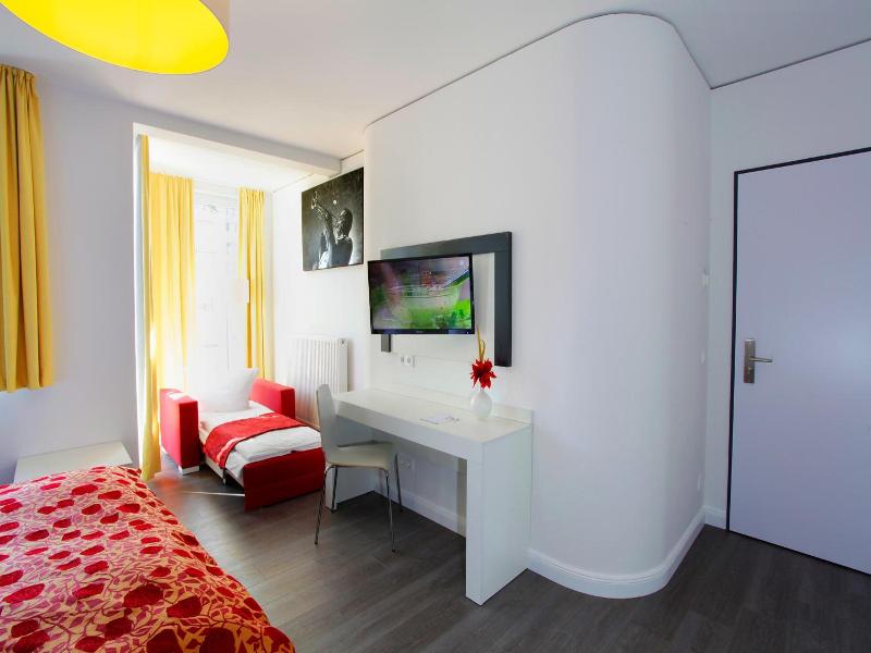 Boutique 072 by Centro image