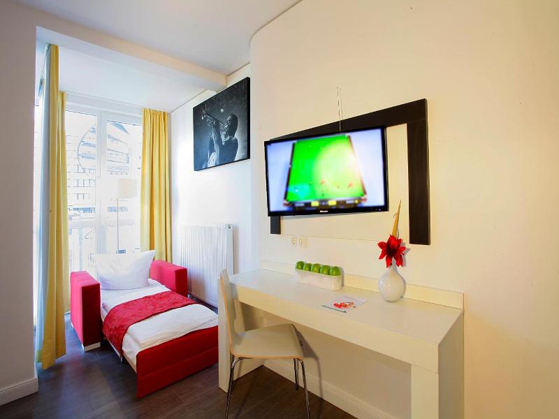 Boutique 072 by Centro image