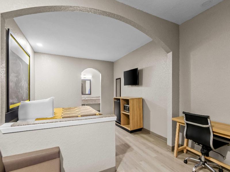 Super 8 by Wyndham Houston/Brookhollow NW image