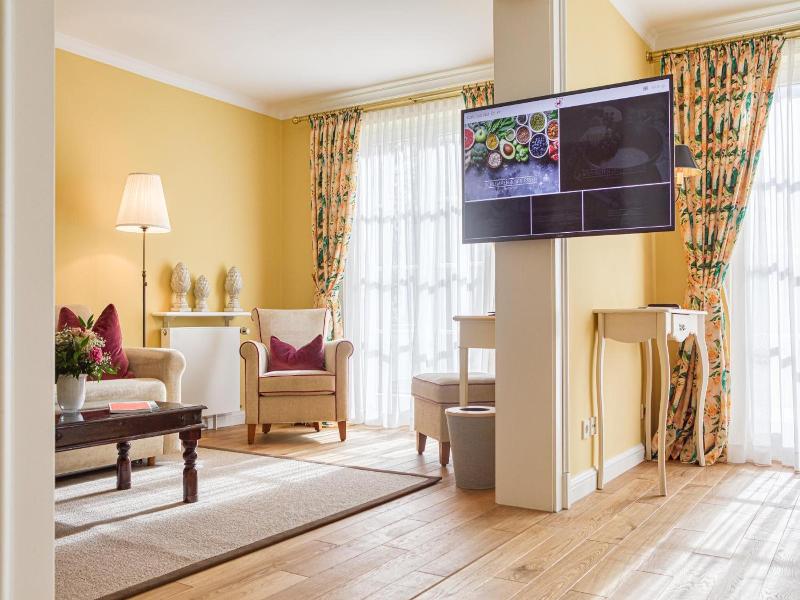 Wald & Schlosshotel Friedrichsruhe image