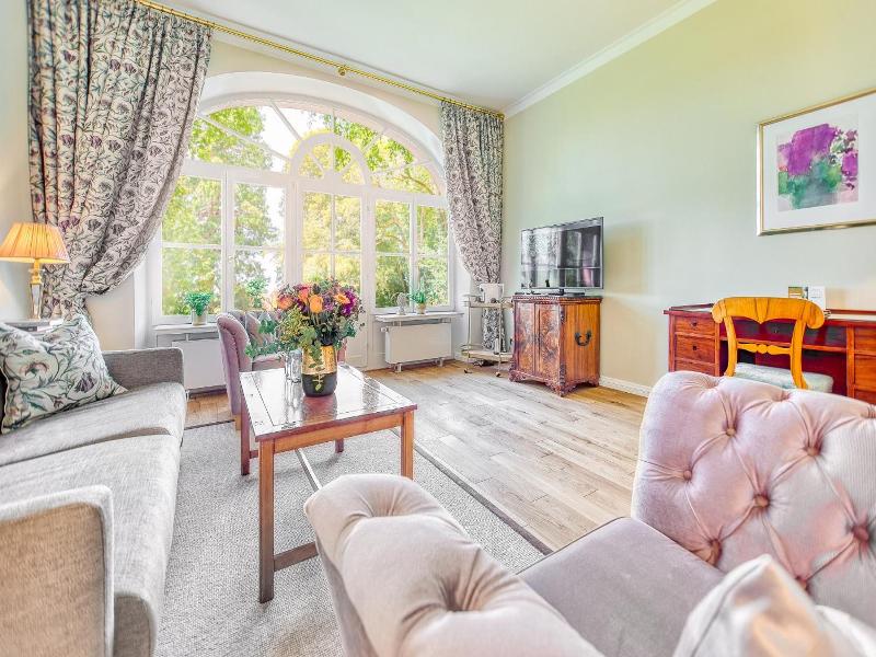 Wald & Schlosshotel Friedrichsruhe image