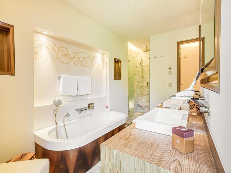 Wald & Schlosshotel Friedrichsruhe image